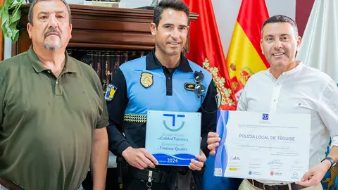 Oswaldo Betancort y Miguel Ángel Jiménez haciendo entrega de la distinción a la Policia Local.