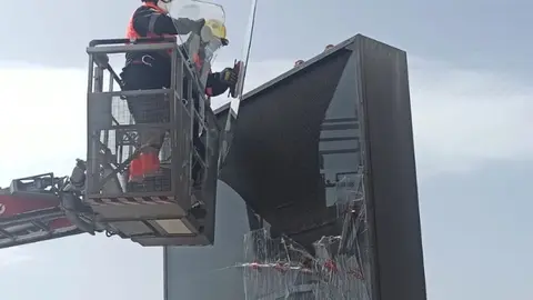 Momento de la retirada de los cristales por parte de los bomberos.