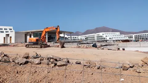 Imagen reciente del macrohotel que se está construyendo en primera línea del mar en Playa Blanca.