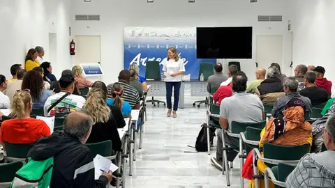 Saro Gonzalez junto a las personas contratadas para el Plan de Empleo.