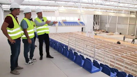 Imagen del alcalde de Yaiza visitando la obra