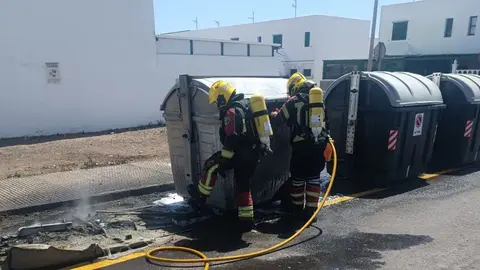 Momento en el que los bomberos terminan su trabajo