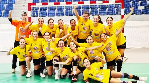 Imagen de las jugadoras celebrando el importante triunfo