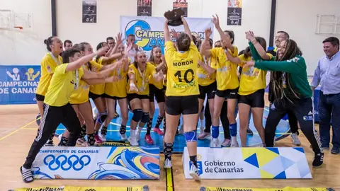 Jugadoras cadetes del BM Puerto del Carmen celebrando el título.