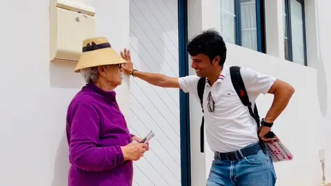 Marcos Bergaz junto a una vecina de La Graciosa.