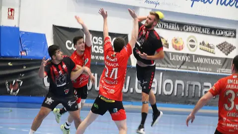 Jugador del Landbit Lanzarote realizando un lanzamiento frente al Cañiza.