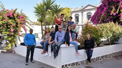 José Torres Stinga rodeado por sus compañeros de la Plataforma del Municipio de Haría.