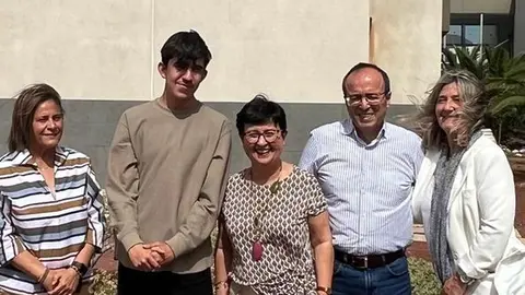 Manuel de la Hoz junto a miembros de la comunidad educativa.