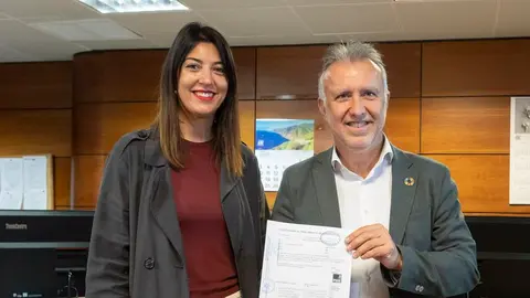 El secretario general socialista registra su candidatura a la reelección como presidente del Gobierno de Canarias.