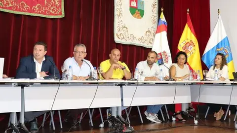 Imagen del pleno de Yaiza con el concejal que denuncia CC