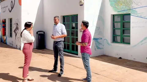 Kiko Aparicio hablando con dos personas jóvenes del municipio