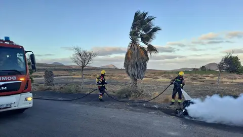 Los bomberos sofocan el incendio de un contenedor en Tahíche.