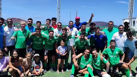 Jugadores del Unión Sur Yaiza celebrando la permanencia.