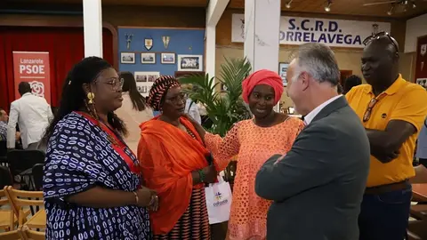 El presidente del Gobierno hablando con un grupo de personas del África Subsahariana residentes en Lanzarote.