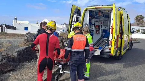 Imagen del traslado a la ambulancia.