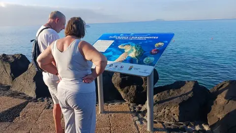 Panel situado en el Paseo Marítimo.