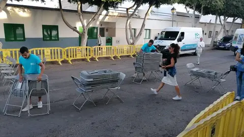 Momento de la retirada de las sillas por parte de la empresa de montaje