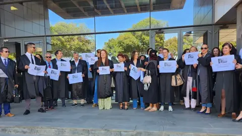 Imagen de los abogados manifestándose en la puerta del juzgado.