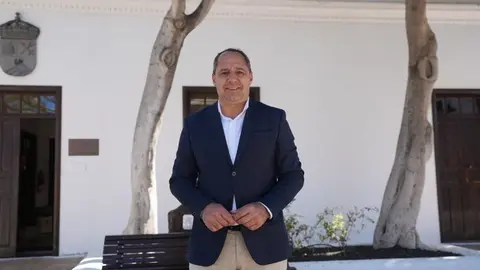 Juan Monzón en la puerta del Ayuntamiento de Yaiza