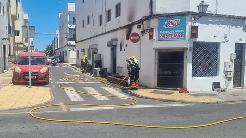 Bomberos actuando en el incendio de Valterra.
