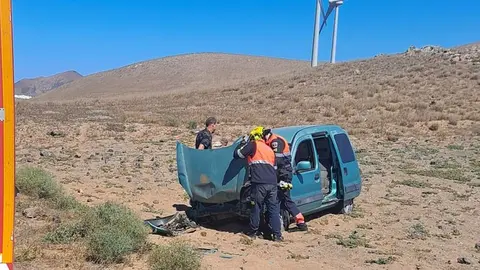 Imagen de los bomberos en el lugar del accidente