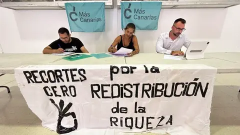 Miembros de ambas organizaciones firmando el acuerdo