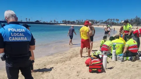 Imagen del equipo sanitario y del grupo de socorristas de la playa de El Reducto que trató de reanimar a la víctima