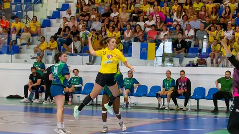 Una de las jugadas del Puerto del Carmen ante una grada abarrotada