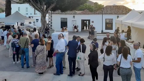 Cola en la “Fiera del Libro” de Lanzarote para la firma de autores.