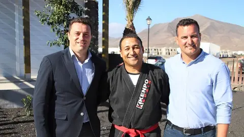Castro con el alcalde de Yaiza y el concejal de Deportes