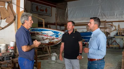 Jacobo Medina durante su visita al taller del carpintero de ribera, Santiago González