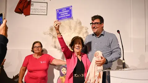 Isidro Pérez con parte de las integrantes de la murga