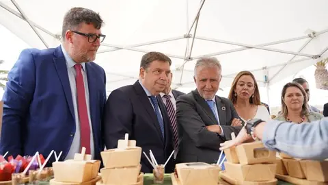 El alcalde de San Bartolomé, el ministro de Agricultura, el presidente del Gobierno y la presidenta del Cabildo visitando la feria.