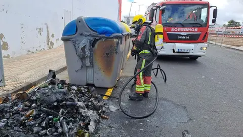 Imagen de los bomberos cuando consiguieron controlar el fuego