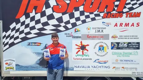 Daniel Hernández mostrando satisfecho los premios que ha ganado este fin de semana en Málaga