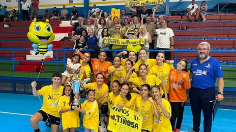 Jugadoras del Puerto del Carmen infantil celebrando junto a su afición el título.