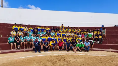 Encuentro de lucha canaria infantil y femenina que tuvo lugar en la mañana del sábado en el campo de lucha Caleta de Sebo de La Graciosa.