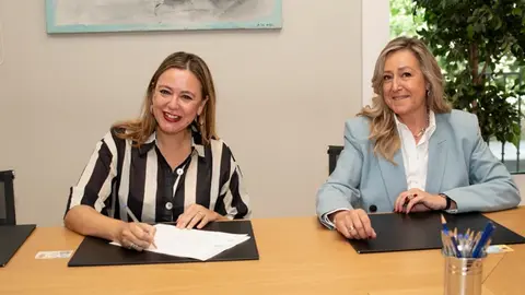 María Dolores Corujo firmando la cesión de las viviendas de Valterra.