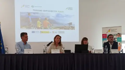 La Federación Turística de Lanzarote en el CIFP Zonzamas presentando el estudio “Oportunidades reales de negocio en los sectores de Economía Verde”.