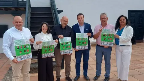 El respondable de la Plataforma junto ala alcalde y concejales del gobierno de yaiza