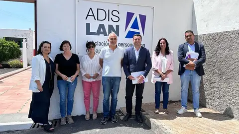 Óscar Noda y Yoné Caraballo en la puerta de Adislan.