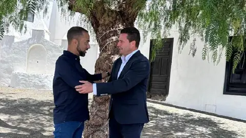 Jonás Álvarez junto a Óscar Noda.