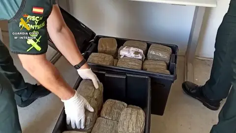 Operación antidroga en el puerto de Playa Blanca.