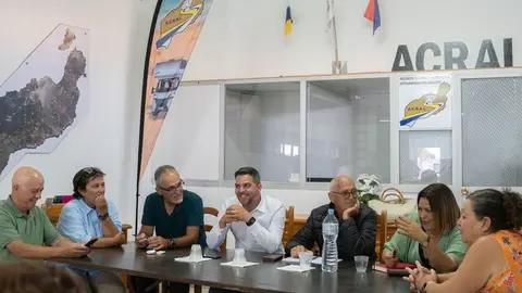 Imagen de la reunión de los representantes del PP con los caravanistas