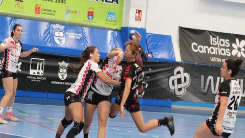 Jugadora del San José Obrero realizando un lanzamiento.