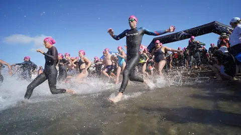 Participantes del Sailfish Lanzarote Open Water entrando en el agua.