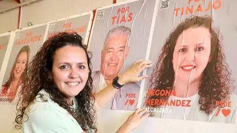 Begoña Hernández pegando su propio cartel.