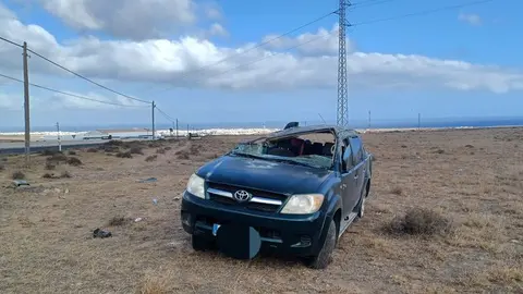 Imagen de cómo quedó el vehículo tras la salida de la vía