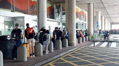 Imagen de archivo de colas en el aeropuerto esperando un taxi.