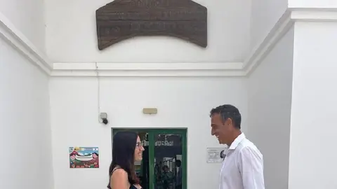 Alfredo Villalba frente al CEIP La Garita.
